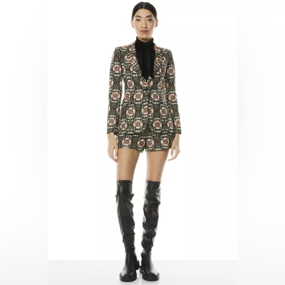 Alice + Olivia SET
Macey Notch Collar Fitted Blazer + Donald high waist short